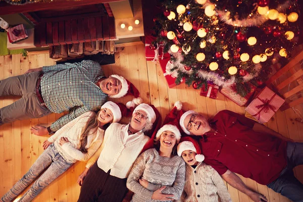 Familia feliz en Navidad — Foto de Stock