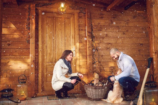 Paar mit Hund vor Wochenendhaus — Stockfoto