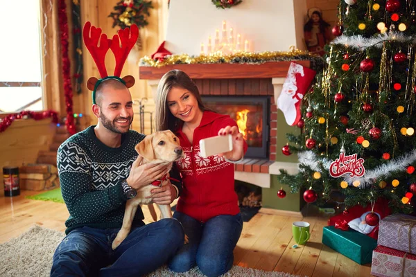 Foto av par med hund vid jul — Stockfoto