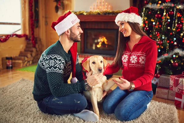 Mädchen mit Hund und Kerl im Weihnachtsurlaub — Stockfoto