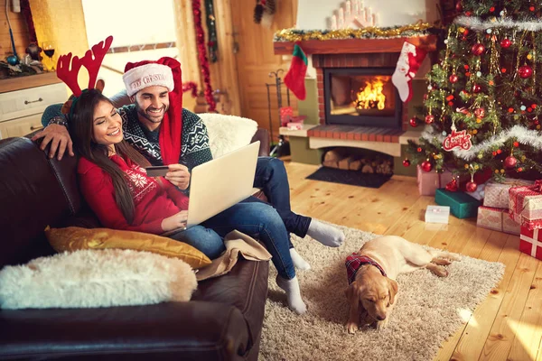 Compras en línea de Navidad desde Internet — Foto de Stock