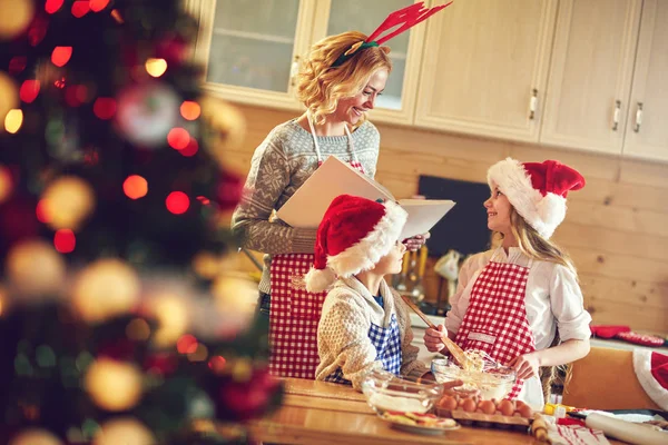 Tiempo de familia- niños y madre haciendo galletas — Foto de Stock