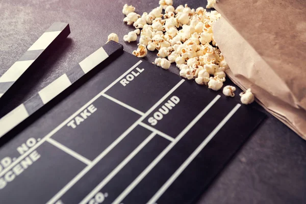 Película clapper con palomitas de maíz-tiempo para la película — Foto de Stock