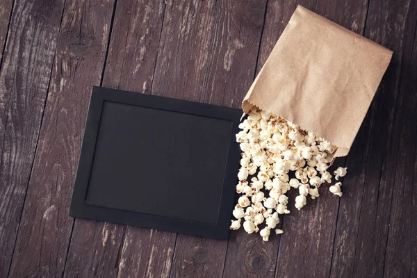 Popcorn con spazio per copia su tavola — Foto Stock