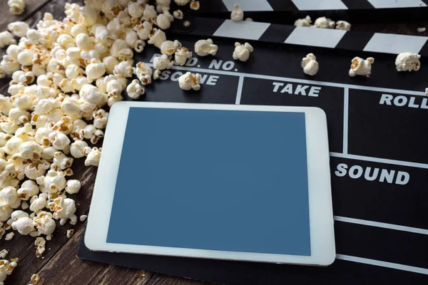 Tablet digitale con popcorn — Foto Stock