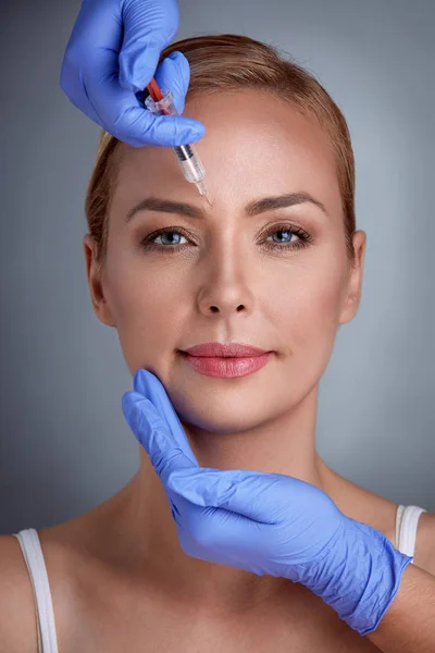 Ansiktsbehandling av botox — Stockfoto