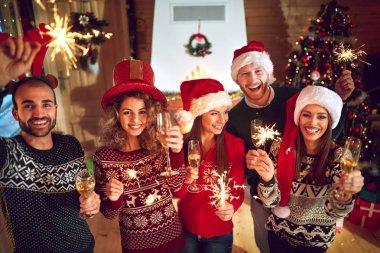 Yeni yıl kutlama kadın ve erkek grup 