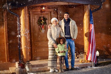 Afro Amerikan aile ayakta açık ahşap ev