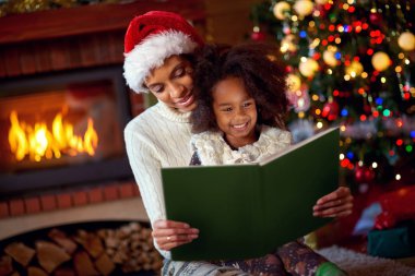 Anne ve kızı Noel masal okuma