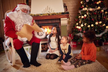 Noel Baba ile çocuklar dilek listesi okuma