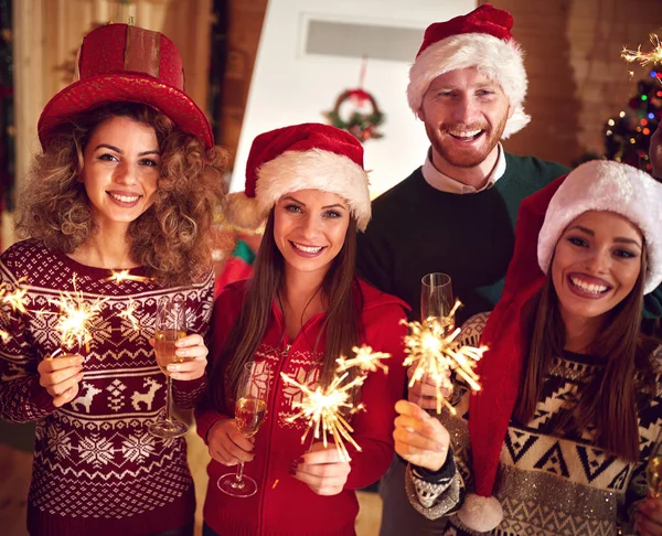 Amigos com Champaign e brilhos para o Ano Novo — Fotografia de Stock