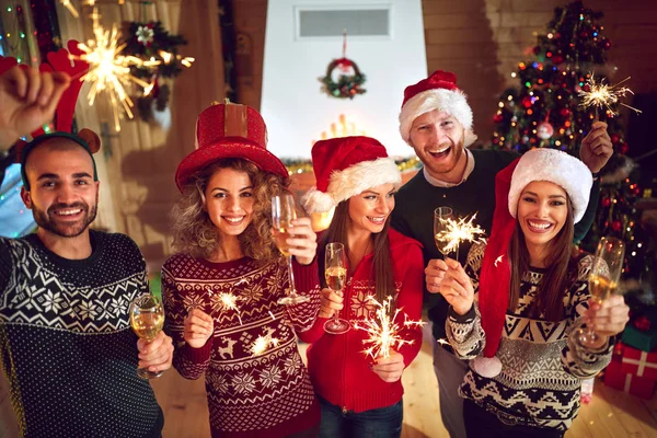 Grupo Hombres y mujeres celebrando el Año Nuevo — Foto de Stock