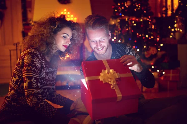 Vigilia di Natale con regalo magico in scatola rossa — Foto Stock