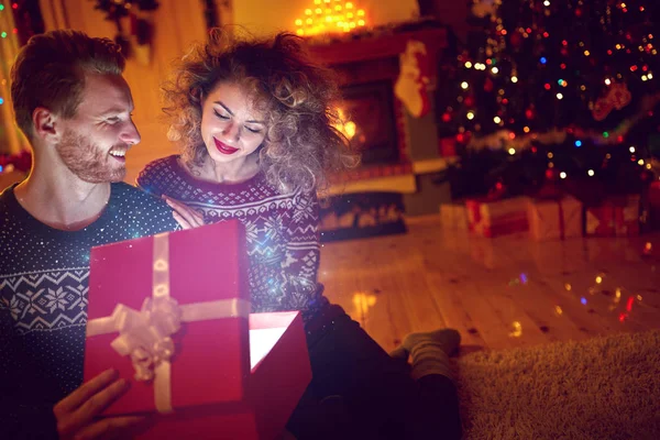 Regalo mágico en caja para Navidad — Foto de Stock