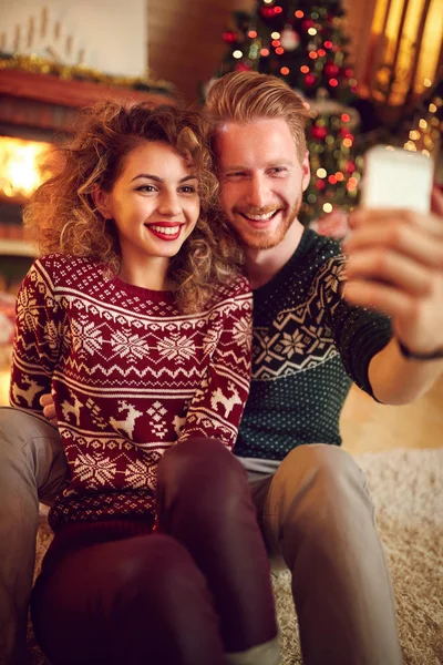 Ζευγάρι φωτογράφηση Χριστουγεννιάτικη selfie μαζί — Φωτογραφία Αρχείου