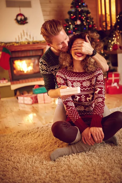 クリスマスの贈り物に驚き — ストック写真