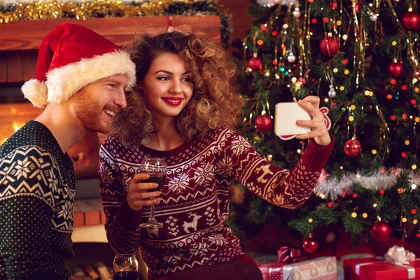 Paar macht Foto für Weihnachten — Stockfoto