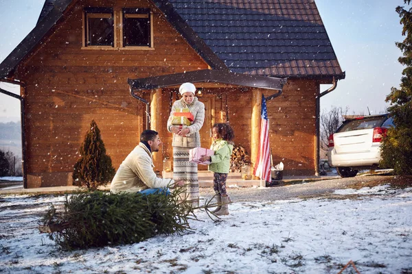 Prettige vakantie - kind met haar ouders bereiden Kerstmis, gelukkig — Stockfoto