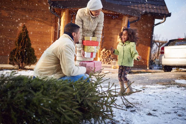 Pequeña afro-americana niña padres dar regalo de Navidad — Foto de Stock