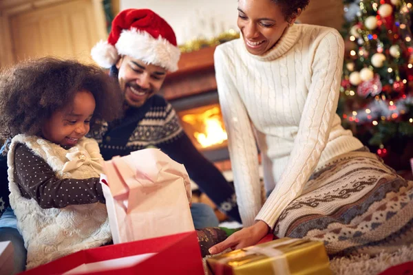 Černá rodina společně na Vánoce — Stock fotografie