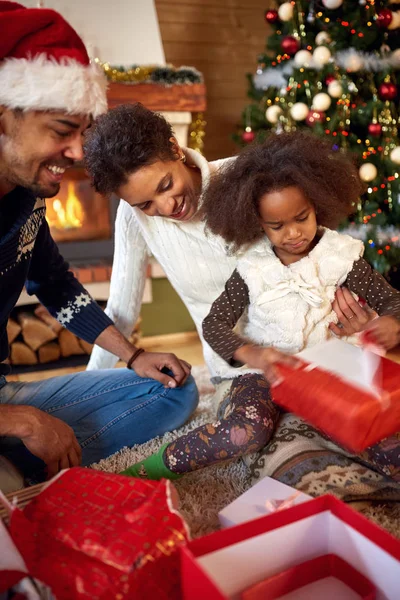 母、父と娘がクリスマスの朝プレゼントを開く — ストック写真