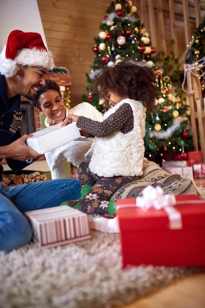 Família afro-americana feliz com presentes de Natal — Fotografia de Stock
