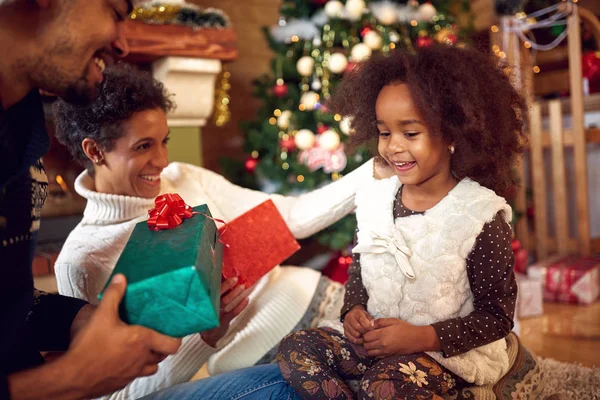 Piękny czarny dziecko na Boże Narodzenie z rodzicami — Zdjęcie stockowe