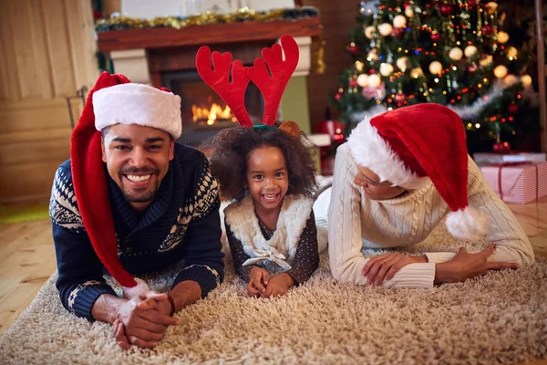 Feliz afro familia americana en Navidad — Foto de Stock