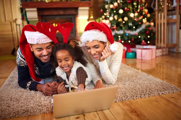 Afroamericana uso de la familia portátil para compras de Navidad en línea — Foto de Stock