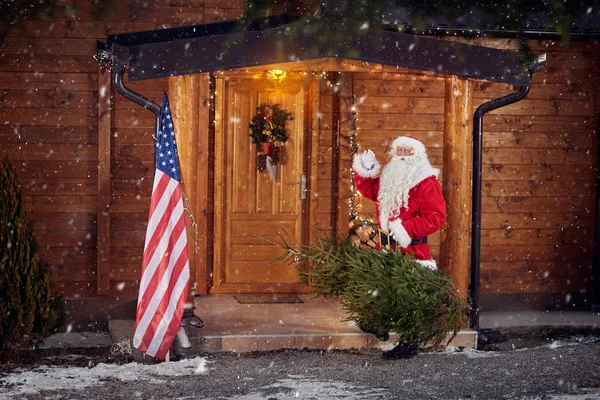 Gerçek Noel Baba onun ahşap evin ön — Stok fotoğraf