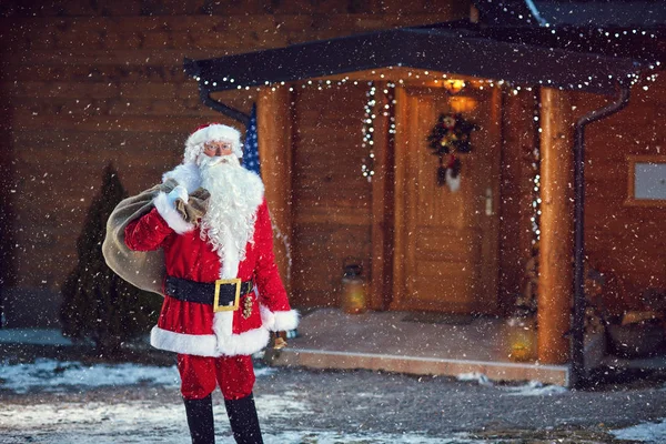 Jultomte med säcken full av gåvor — Stockfoto