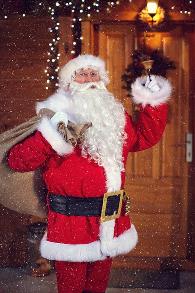 Weihnachtsmann mit Glocke kündigt seine Ankunft an — Stockfoto