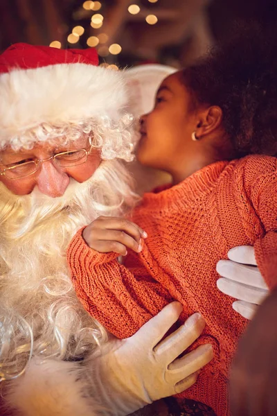 Gyermek súgja valami Santa záradék — Stock Fotó