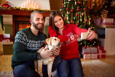 Kadın ve erkek selfie ile sevimli köpek alarak
