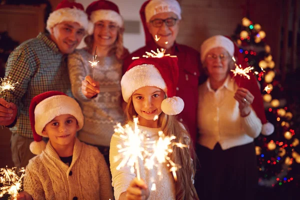 Pasar tiempo en familia junto con los bengalas celebrando la Navidad —  Fotos de Stock