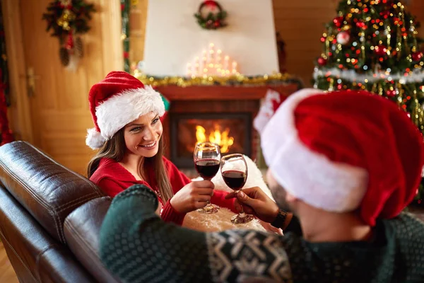 Nochebuena romántica con vino tinto — Foto de Stock