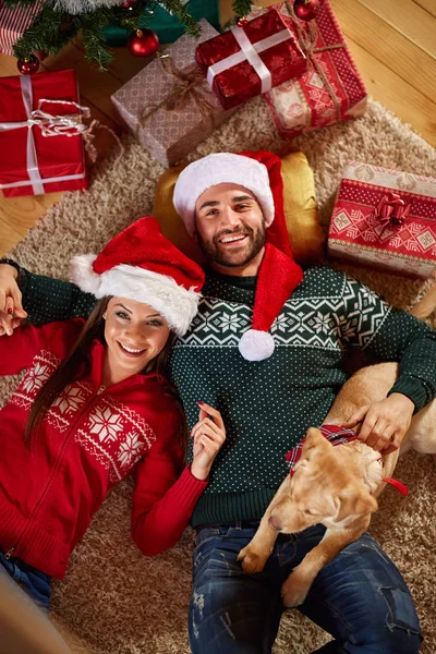 Entspannen auf dem Boden mit Weihnachtsgeschenken — Stockfoto