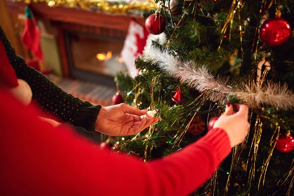 As mãos decoram a árvore de Natal, conceito — Fotografia de Stock