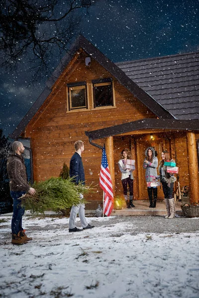 Groep mensen op berg huis voorbereiden op Nieuwjaar — Stockfoto