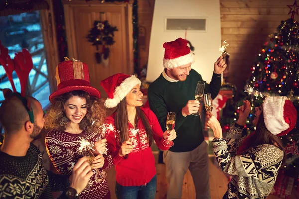 Gente feliz celebrando año nuevo —  Fotos de Stock