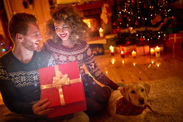 Glückliches Paar mit magischem Geschenk — Stockfoto