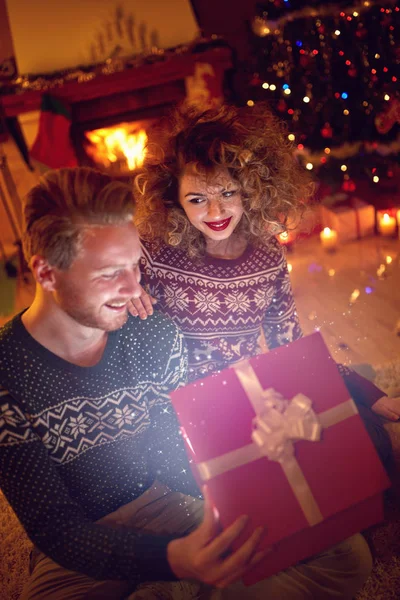 Große Überraschung für Mann im Karton zu Weihnachten — Stockfoto