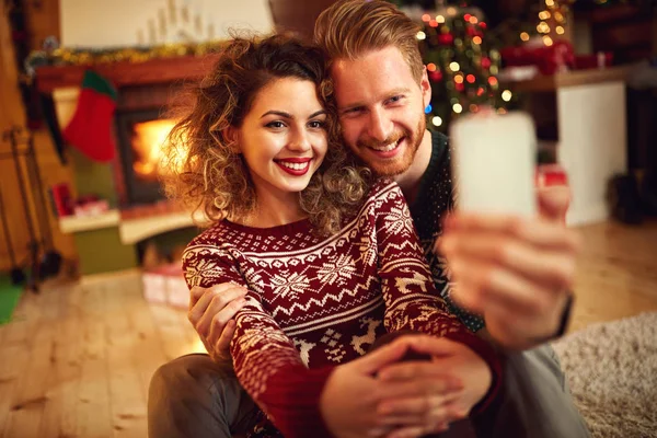 Hombre y mujer tomando selfie — Foto de Stock