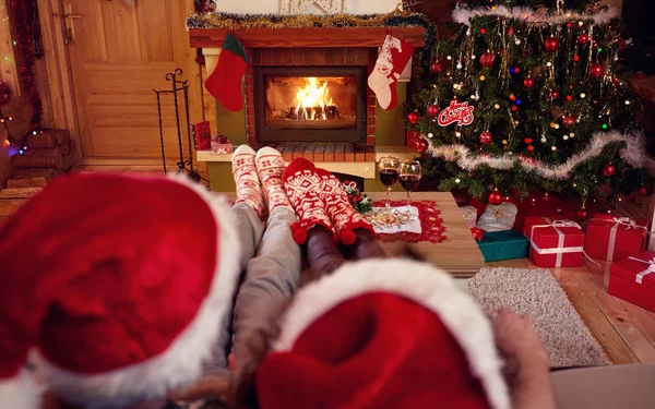 Genieten van samen voor kerstvakantie (echt) paar — Stockfoto