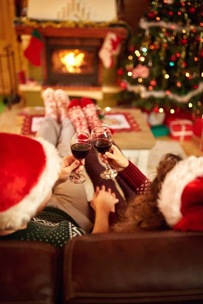 Tostatura con bicchieri di vino rosso, vista posteriore — Foto Stock