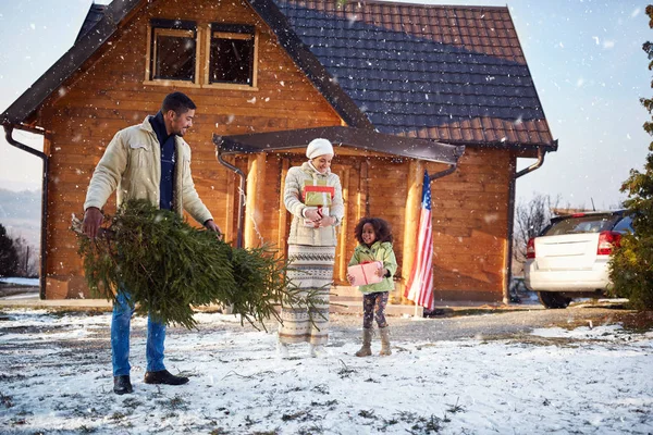 Przygotowanie drzewa na Święta Rodzina — Zdjęcie stockowe