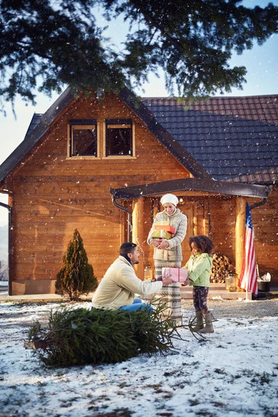 Familie kerst in weekend huis voorbereiden — Stockfoto