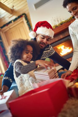 mevcut açılış Noel sabahı ailesiyle kız
