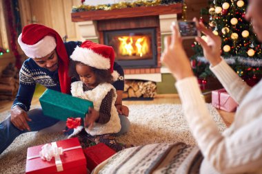 Aile ile Noel sabah saatlerinde yapım fotoğraf sunar