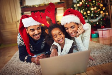 güzel aile dizüstü Noel ağacı yakınındaki bir kış paylaşımı
